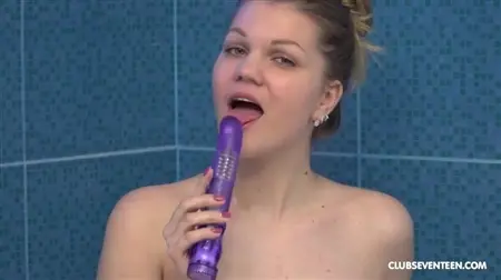 Молодая девица мастурбирует пизду в ванной